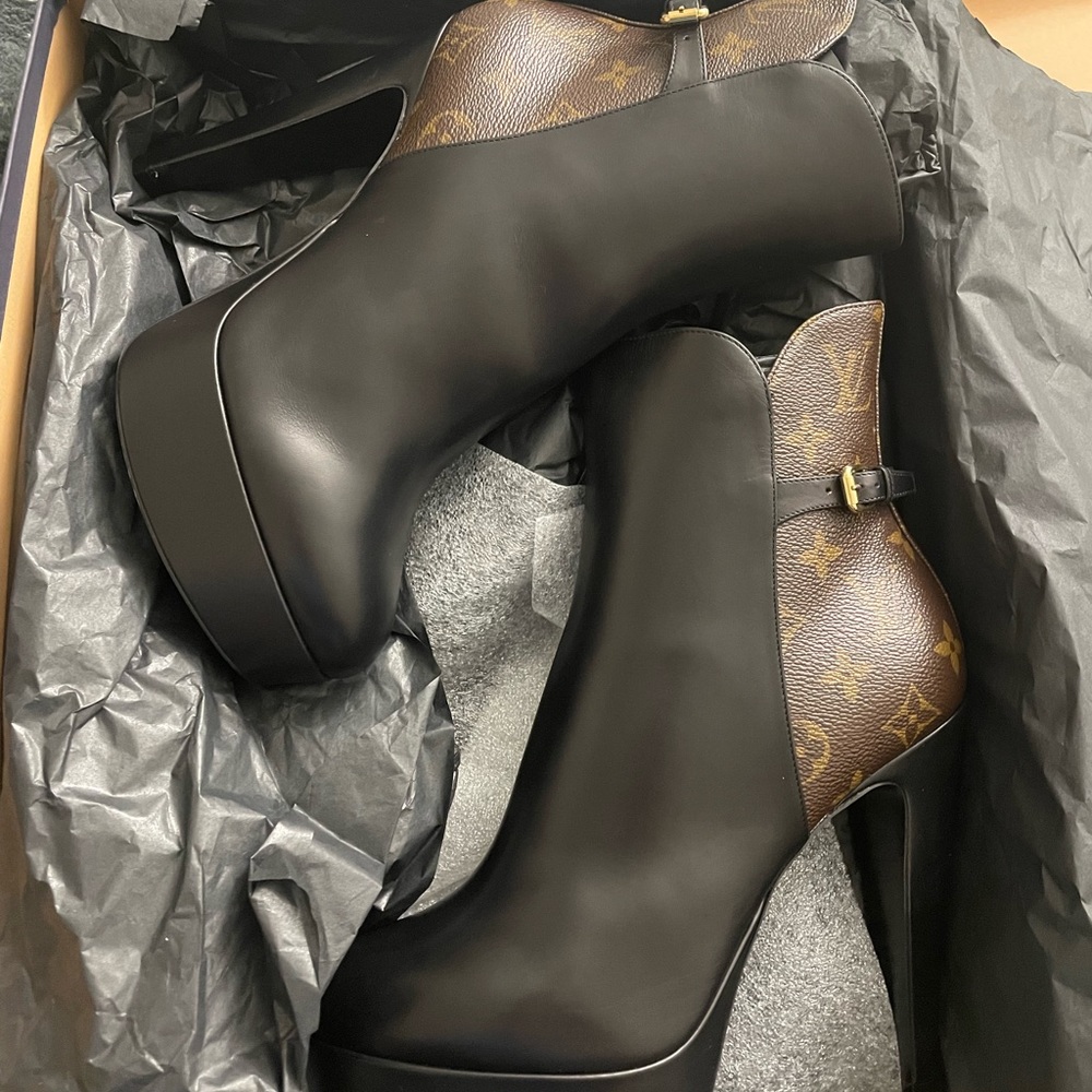 Afterglow platform boot in size 41/10.5. bNIB